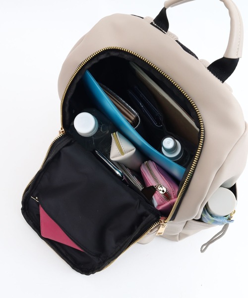 COOCO（クーコ）の「フェイクレザー１０ポケットミディアムサイズリュック／Ａ４対応（バックパック/リュック・レディース・ライトグレー/ブラック・9）」の14枚目の写真