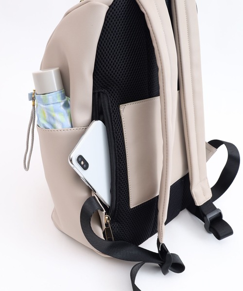 COOCO（クーコ）の「フェイクレザー１０ポケットミディアムサイズリュック／Ａ４対応（バックパック/リュック・レディース・ライトグレー/ブラック・9）」の13枚目の写真