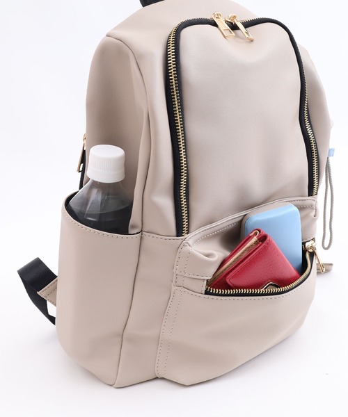 COOCO（クーコ）の「フェイクレザー１０ポケットミディアムサイズリュック／Ａ４対応（バックパック/リュック・レディース・ライトグレー/ブラック・9）」の12枚目の写真