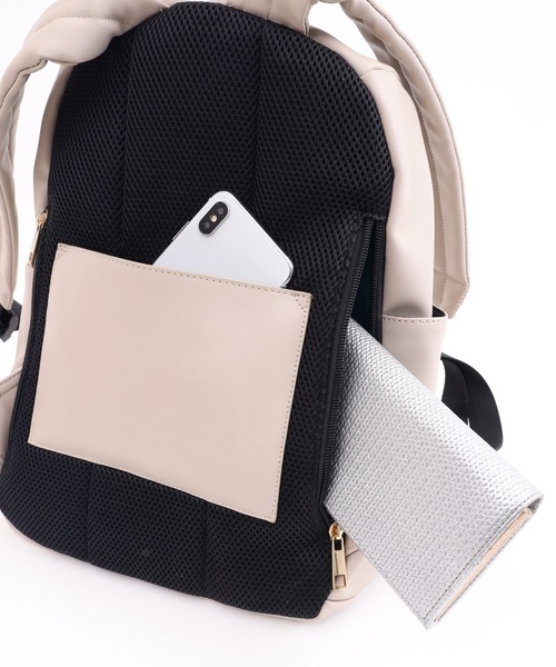 COOCO（クーコ）の「フェイクレザー１０ポケットミディアムサイズリュック／Ａ４対応（バックパック/リュック・レディース・ライトグレー/ブラック・9）」の11枚目の写真