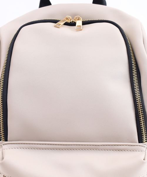 COOCO（クーコ）の「フェイクレザー１０ポケットミディアムサイズリュック／Ａ４対応（バックパック/リュック・レディース・ライトグレー/ブラック・9）」の10枚目の写真