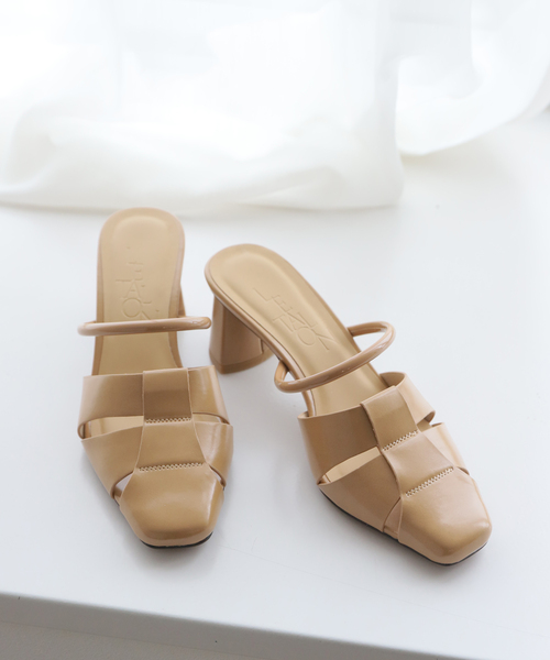 LE TALON(ルタロン)の「5.5cmグルカストラップミュールサンダル(サンダル・レディース・キャメル/アイボリー/ブラック系その他・LARGE/MEDIUM/SMALL/X-LARGE)」の3枚目の写真