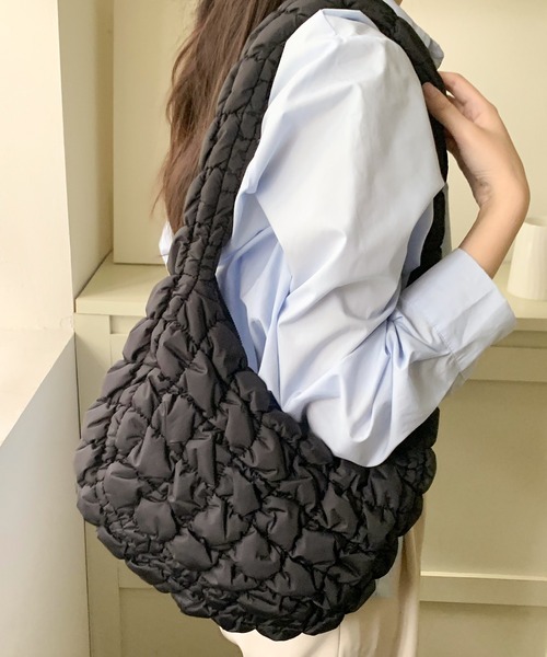 SHEPP(シープ)の「【9色展開】キルティング ショルダーバッグ(ショルダーバッグ・レディース・ブルー/ローズ/イエロー/サックスブルー/ホワイト/グリーン/ブラック/ベージュ/パープル・F)」の3枚目の写真