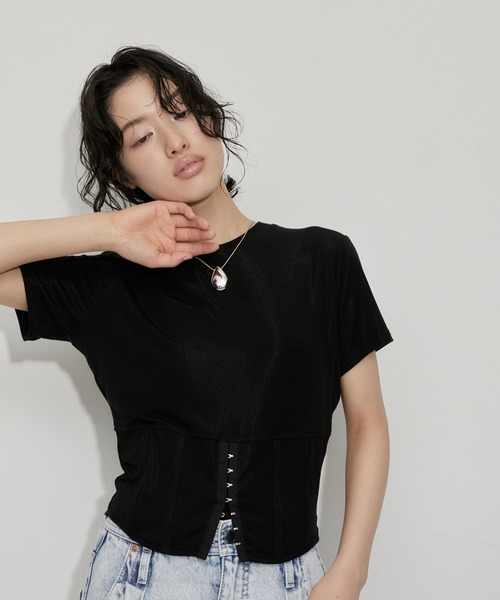 ADAM ET ROPE'（アダムエロペ）の「【洗える・ストレッチ・サステナブル】コルセットTシャツ（Tシャツ/カットソー・レディース・ブラック/ホワイト/サックスブルー・FREE）」の2枚目の写真