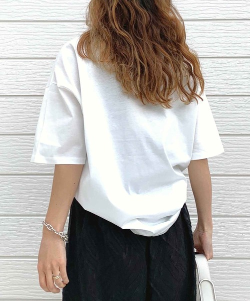 Q（キュー）の「ドライタッチコットンロゴT（Tシャツ/カットソー・レディース・ホワイト/チャコールグレー/ブラック/グレイッシュベージュ・MEDIUM）」の7枚目の写真