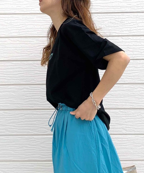 Q（キュー）の「ドライタッチコットンロゴT（Tシャツ/カットソー・レディース・ホワイト/チャコールグレー/ブラック/グレイッシュベージュ・MEDIUM）」の9枚目の写真