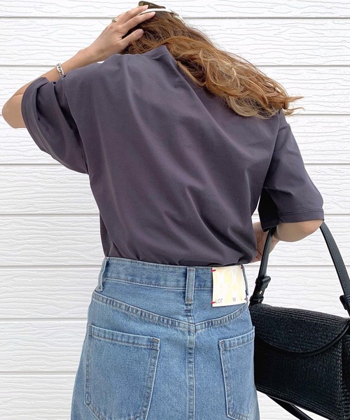 Q（キュー）の「ドライタッチコットンロゴT（Tシャツ/カットソー・レディース・ホワイト/チャコールグレー/ブラック/グレイッシュベージュ・MEDIUM）」の11枚目の写真