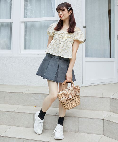 MAJESTIC LEGON（マジェスティックレゴン）の「ペプラムオフショルブラウス（シャツ/ブラウス・レディース・ホワイト系その他/イエロー系その他/ホワイト系その他2・MEDIUM）」の3枚目の写真