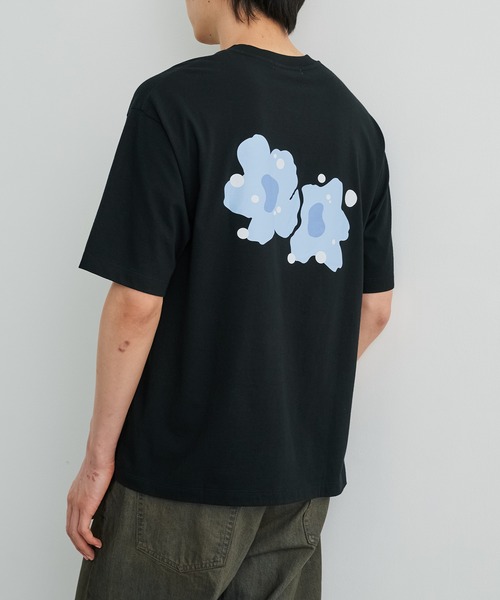 PUBLIC TOKYO(パブリックトウキョウ)の「フラワーアートバックプリントTEE(Tシャツ/カットソー・メンズ・ブラック/ブルー/ホワイト・1/2)」の2枚目の写真