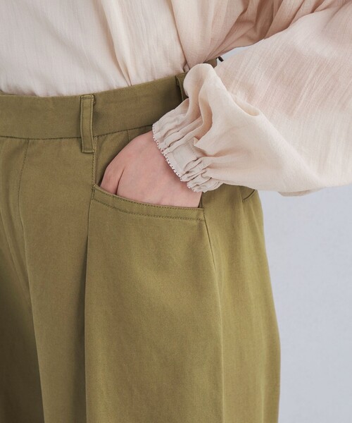 green label relaxing(グリーンレーベルリラクシング)の「チノ タック ワイド パンツ(チノパンツ・レディース・ベージュ/ダークグレー・38/36)」の13枚目の写真