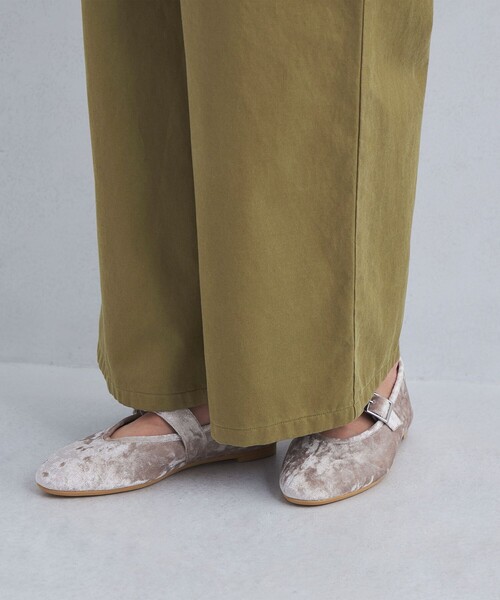 green label relaxing(グリーンレーベルリラクシング)の「チノ タック ワイド パンツ(チノパンツ・レディース・ベージュ/ダークグレー・38/36)」の15枚目の写真