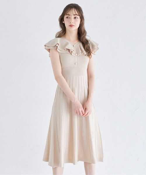 tocco closet(トッコ クローゼット)の「パール飾り釦付きラッフルフリルリブニットワンピース(ワンピース・レディース・ブラック/ベージュ/ブルー・M)」の1枚目の写真