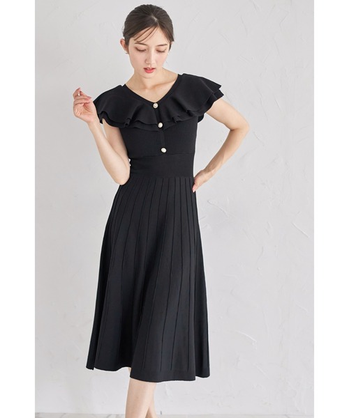 tocco closet(トッコ クローゼット)の「パール飾り釦付きラッフルフリルリブニットワンピース(ワンピース・レディース・ブラック/ベージュ/ブルー・M)」の2枚目の写真