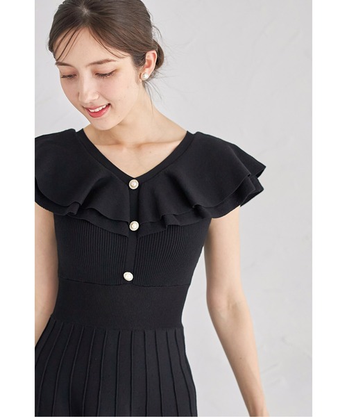 tocco closet(トッコ クローゼット)の「パール飾り釦付きラッフルフリルリブニットワンピース(ワンピース・レディース・ブラック/ベージュ/ブルー・M)」の6枚目の写真