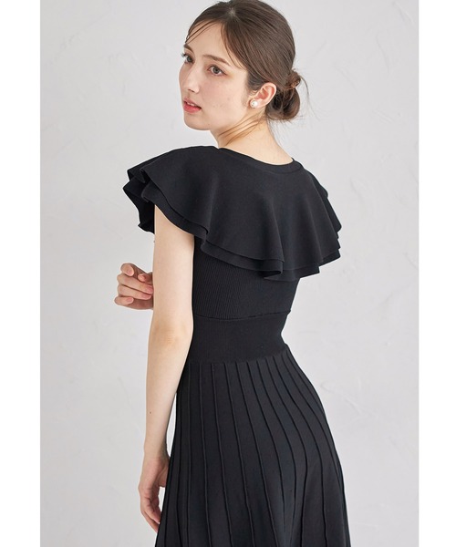 tocco closet(トッコ クローゼット)の「パール飾り釦付きラッフルフリルリブニットワンピース(ワンピース・レディース・ブラック/ベージュ/ブルー・M)」の7枚目の写真