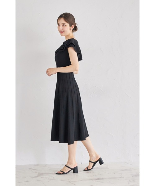 tocco closet(トッコ クローゼット)の「パール飾り釦付きラッフルフリルリブニットワンピース(ワンピース・レディース・ブラック/ベージュ/ブルー・M)」の5枚目の写真