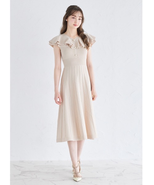 tocco closet(トッコ クローゼット)の「パール飾り釦付きラッフルフリルリブニットワンピース(ワンピース・レディース・ブラック/ベージュ/ブルー・M)」の8枚目の写真