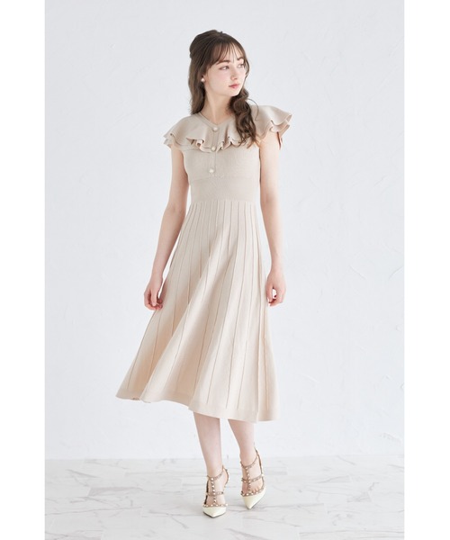 tocco closet(トッコ クローゼット)の「パール飾り釦付きラッフルフリルリブニットワンピース(ワンピース・レディース・ブラック/ベージュ/ブルー・M)」の9枚目の写真