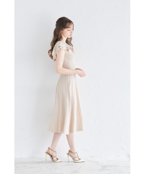 tocco closet(トッコ クローゼット)の「パール飾り釦付きラッフルフリルリブニットワンピース(ワンピース・レディース・ブラック/ベージュ/ブルー・M)」の10枚目の写真