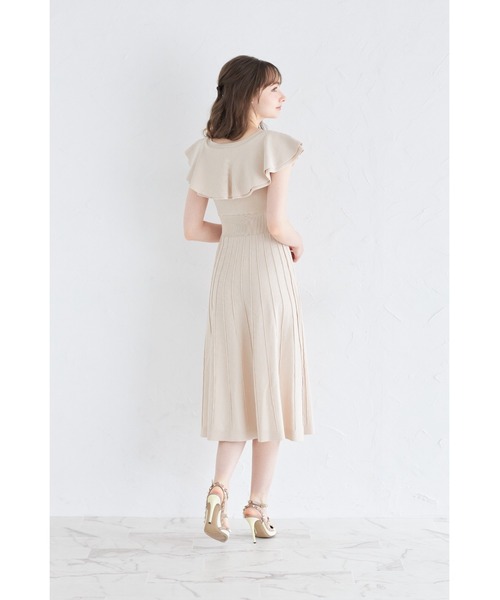 tocco closet(トッコ クローゼット)の「パール飾り釦付きラッフルフリルリブニットワンピース(ワンピース・レディース・ブラック/ベージュ/ブルー・M)」の11枚目の写真