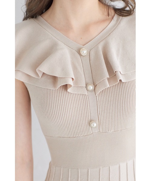 tocco closet(トッコ クローゼット)の「パール飾り釦付きラッフルフリルリブニットワンピース(ワンピース・レディース・ブラック/ベージュ/ブルー・M)」の13枚目の写真