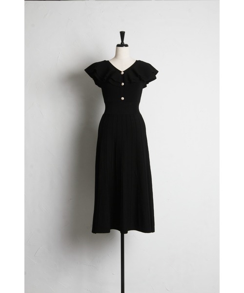 tocco closet(トッコ クローゼット)の「パール飾り釦付きラッフルフリルリブニットワンピース(ワンピース・レディース・ブラック/ベージュ/ブルー・M)」の19枚目の写真