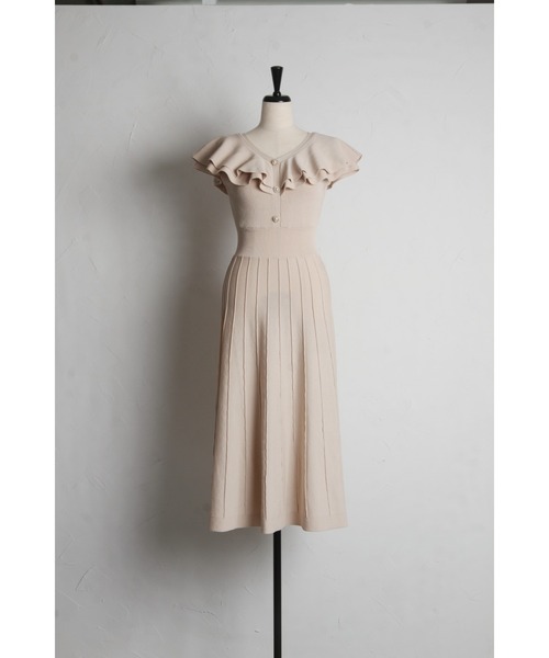 tocco closet(トッコ クローゼット)の「パール飾り釦付きラッフルフリルリブニットワンピース(ワンピース・レディース・ブラック/ベージュ/ブルー・M)」の21枚目の写真