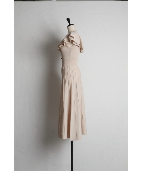 tocco closet(トッコ クローゼット)の「パール飾り釦付きラッフルフリルリブニットワンピース(ワンピース・レディース・ブラック/ベージュ/ブルー・M)」の22枚目の写真