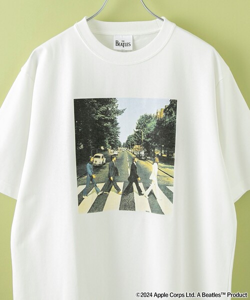 The Beatles(ザビートルズ)の「THE BEATLES(ザ ビートルズ)別注フォトプリントTシャツ(WEB限定カラー)(Tシャツ/カットソー・メンズ・ホワイト/ライトグレー・S/M/L/XL)」の2枚目の写真