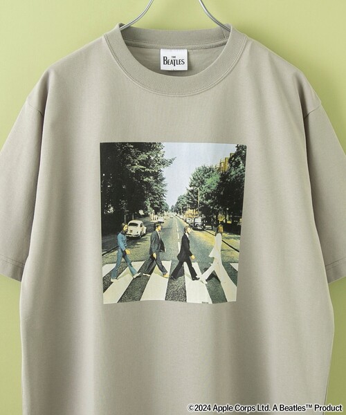 The Beatles(ザビートルズ)の「THE BEATLES(ザ ビートルズ)別注フォトプリントTシャツ(WEB限定カラー)(Tシャツ/カットソー・メンズ・ホワイト/ライトグレー・S/M/L/XL)」の1枚目の写真