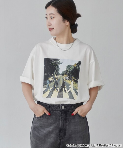 The Beatles(ザビートルズ)の「THE BEATLES(ザ ビートルズ)別注フォトプリントTシャツ(WEB限定カラー)(Tシャツ/カットソー・メンズ・ホワイト/ライトグレー・S/M/L/XL)」の3枚目の写真