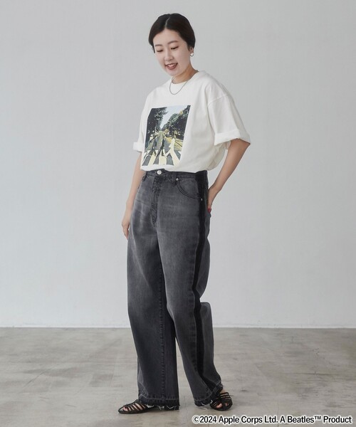 The Beatles(ザビートルズ)の「THE BEATLES(ザ ビートルズ)別注フォトプリントTシャツ(WEB限定カラー)(Tシャツ/カットソー・メンズ・ホワイト/ライトグレー・S/M/L/XL)」の4枚目の写真