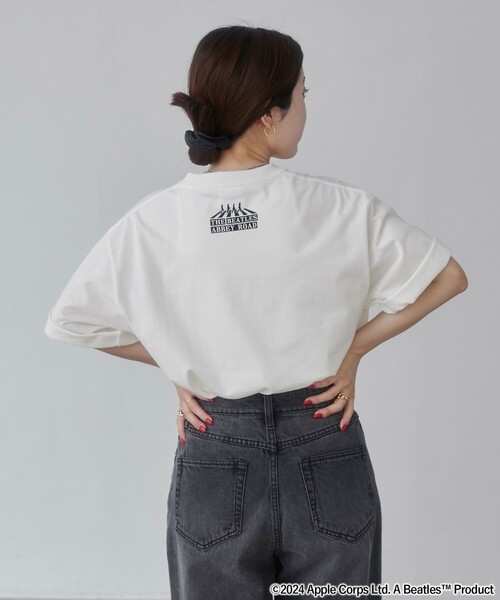 The Beatles(ザビートルズ)の「THE BEATLES(ザ ビートルズ)別注フォトプリントTシャツ(WEB限定カラー)(Tシャツ/カットソー・メンズ・ホワイト/ライトグレー・S/M/L/XL)」の5枚目の写真