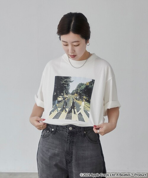 The Beatles(ザビートルズ)の「THE BEATLES(ザ ビートルズ)別注フォトプリントTシャツ(WEB限定カラー)(Tシャツ/カットソー・メンズ・ホワイト/ライトグレー・S/M/L/XL)」の7枚目の写真