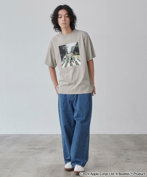 The Beatles(ザビートルズ)の「THE BEATLES(ザ ビートルズ)別注フォトプリントTシャツ(WEB限定カラー)(Tシャツ/カットソー・メンズ・ホワイト/ライトグレー・S/M/L/XL)」の10枚目の写真