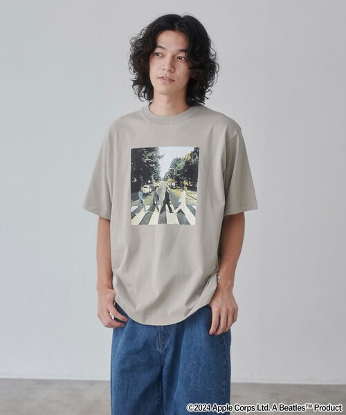 The Beatles(ザビートルズ)の「THE BEATLES(ザ ビートルズ)別注フォトプリントTシャツ(WEB限定カラー)(Tシャツ/カットソー・メンズ・ホワイト/ライトグレー・S/M/L/XL)」の13枚目の写真