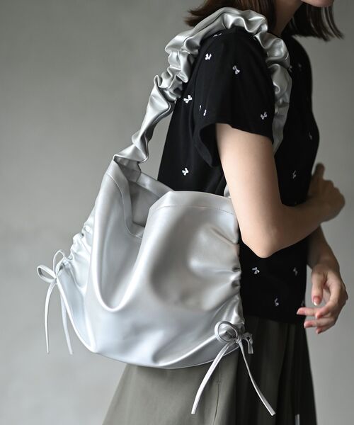 rps(アールピーエス)の「合皮フリルハンドBAG(ハンドバッグ・レディース・ブラック/シルバー・フリー)」の2枚目の写真
