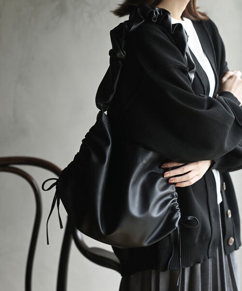 rps(アールピーエス)の「合皮フリルハンドBAG(ハンドバッグ・レディース・ブラック/シルバー・フリー)」の1枚目の写真