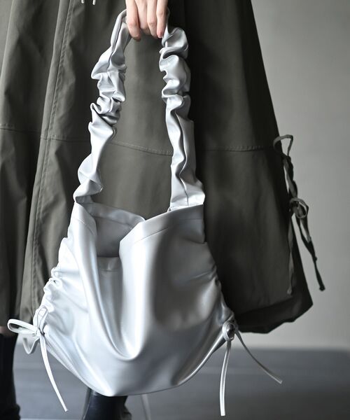 rps(アールピーエス)の「合皮フリルハンドBAG(ハンドバッグ・レディース・ブラック/シルバー・フリー)」の13枚目の写真