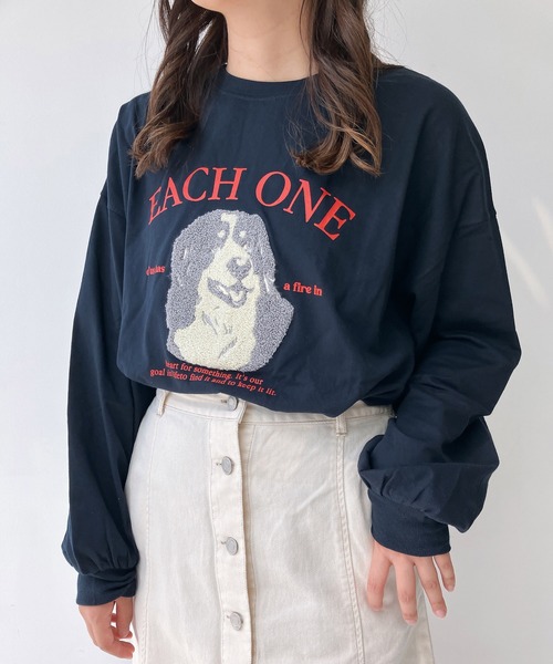 AS KNOW AS plus（アズノゥアズプラス）の「◇サガラ刺繍 ドッグプリントロンT（Tシャツ/カットソー・レディース・ネイビー/オフホワイト/オートミール/スミクロ・FREE）」の4枚目の写真