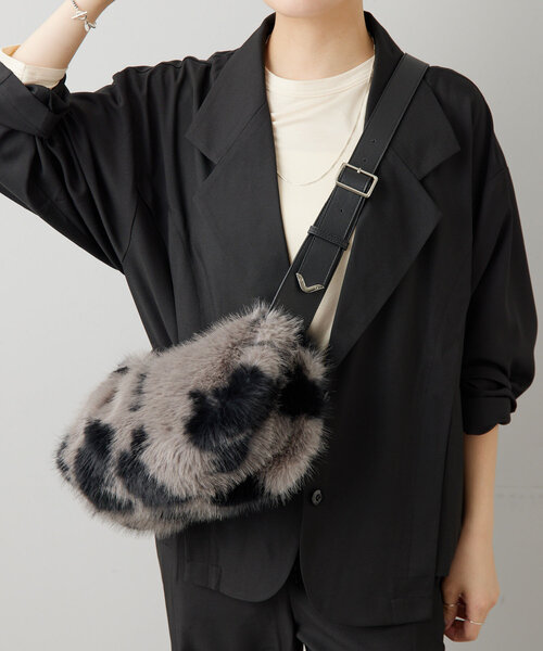 ear PAPILLONNER（イアパピヨネ）の「《軽量》フェイクファーバッグ