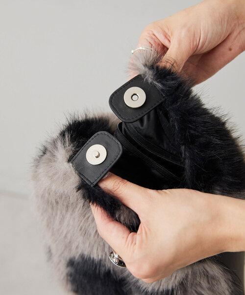 ear PAPILLONNER（イアパピヨネ）の「《軽量》フェイクファーバッグ