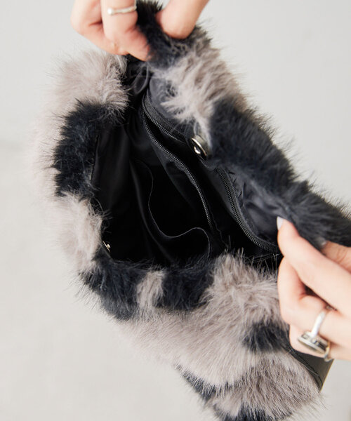ear PAPILLONNERフェイクファーバッグ ear PAPILLONNER（イアパピヨネ）の「《軽量》フェイクファーバッグ