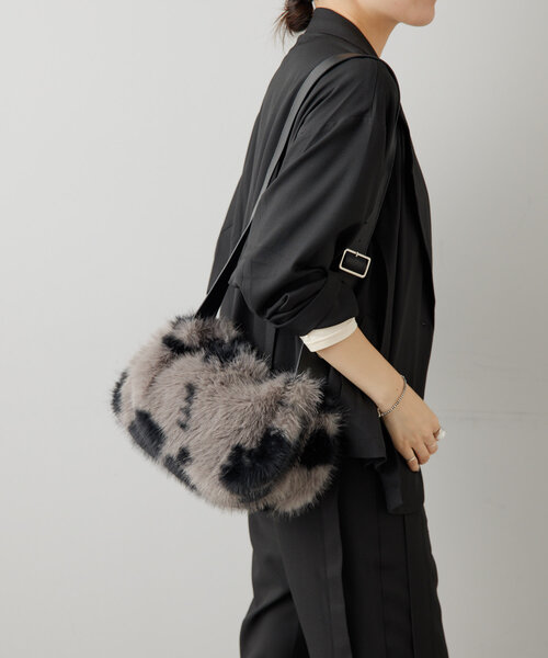 ear PAPILLONNER（イアパピヨネ）の「《軽量》フェイクファーバッグ