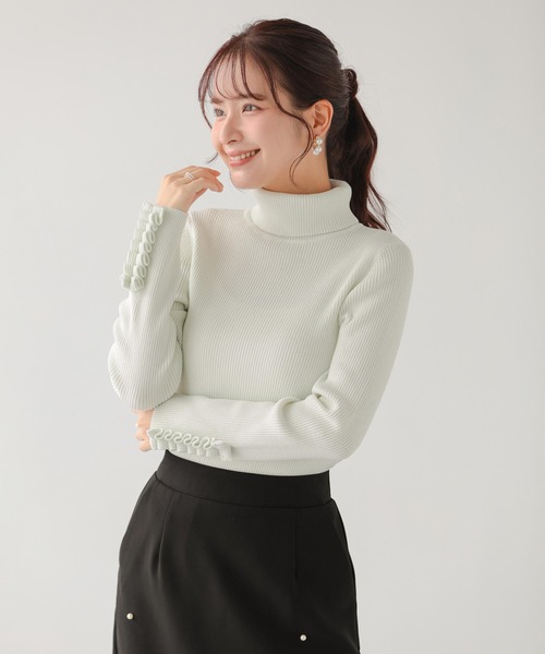 Fit more(フィットモア)の「ラメ袖フリルタートルリブニット(ニット/セーター・レディース・グレー/モカ/ブラック/ホワイト系その他・FREE)」の2枚目の写真