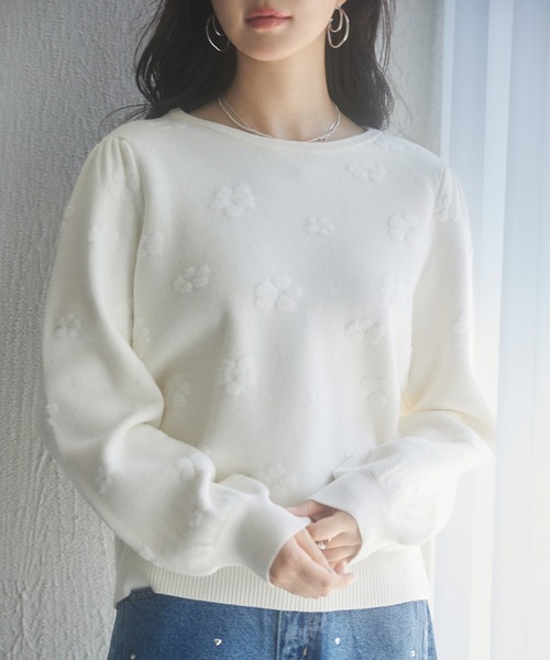 SAISON DE PAPILLON（セゾンドパピヨン）の「フラワーモチーフ裏起毛ニットプルオーバー（ニット/セーター・レディース・ネイビー/ピンクベージュ/アイボリー・M/L）」の2枚目の写真