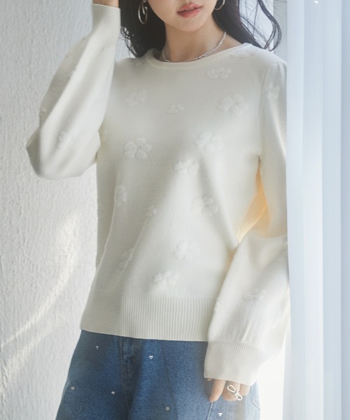 SAISON DE PAPILLON（セゾンドパピヨン）の「フラワーモチーフ裏起毛ニットプルオーバー（ニット/セーター・レディース・ネイビー/ピンクベージュ/アイボリー・M/L）」の4枚目の写真