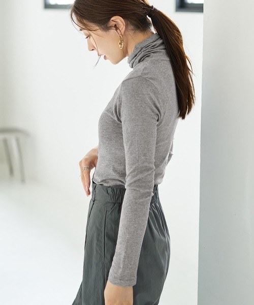 STYLE DELI(スタイルデリ)の「とろみ薄リブルーズタートルトップス(その他トップス・レディース・ホワイト/オレンジ/ブラック/グレー/チャコールグレー/ブルー・FREE)」の8枚目の写真