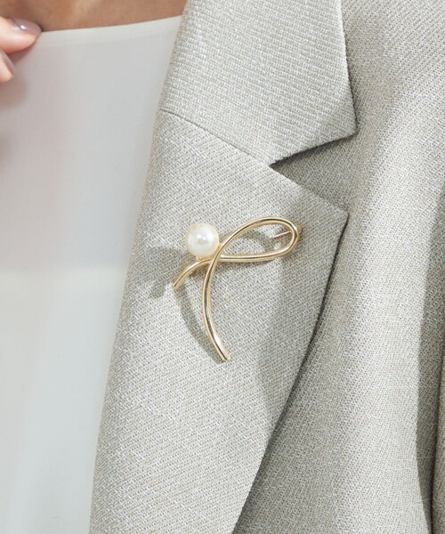 green label relaxing（グリーンレーベルリラクシング）の「メタルライン&フェイクパール ブローチ（ブローチ/コサージュ・レディース・ゴールド/シルバー・FREE）」の2枚目の写真