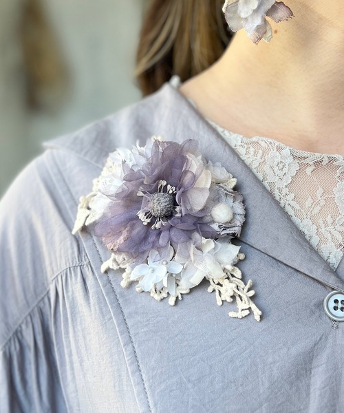m.soeur（エムスール）の「紅茶染めの大きなコサージュ（ブローチ/コサージュ・レディース・ベージュ/グレー・FREE）」の2枚目の写真